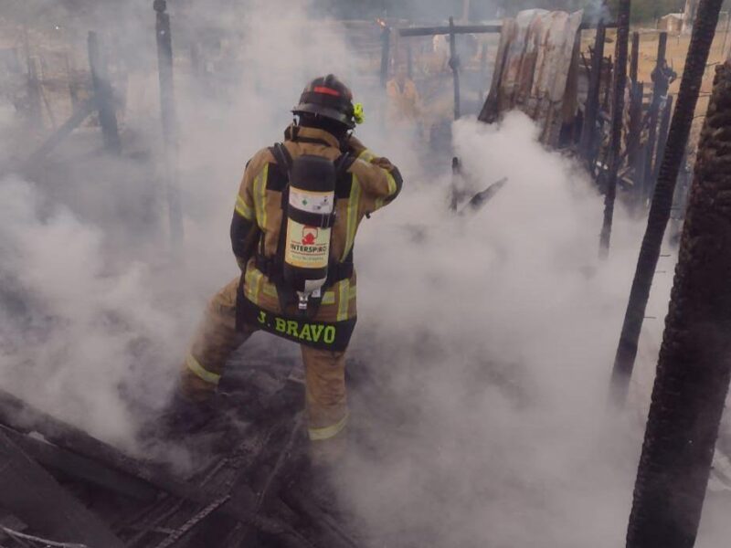 Arde casa de madera en incendio en la colonia El Polvorín, Morelia