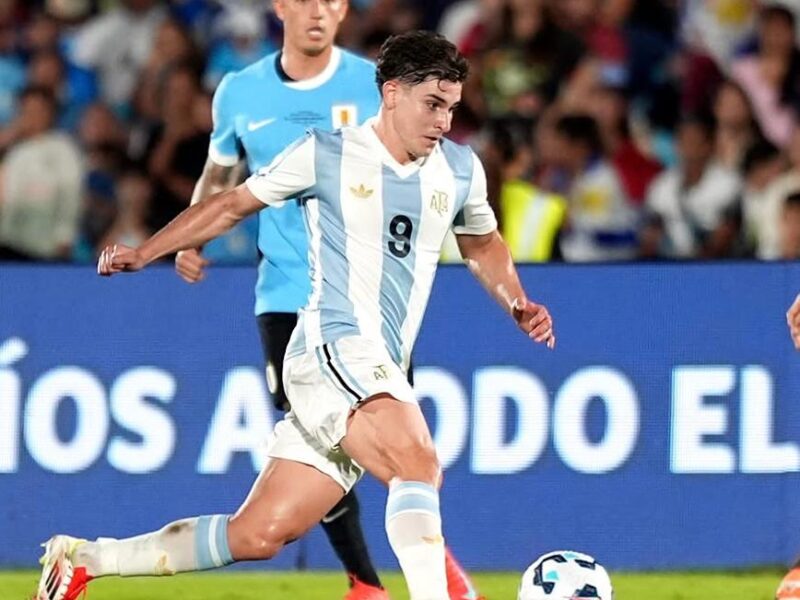 Argentina gana sin Messi ante Uruguay 2