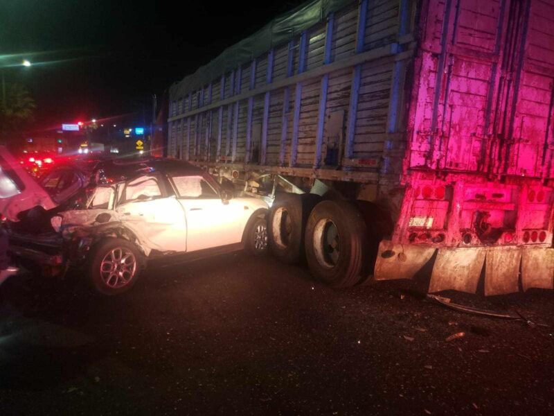 Auto choca contra tráiler en accidente en el libramiento de Morelia