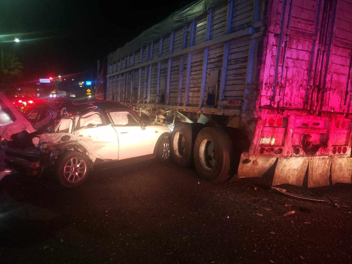 Auto choca contra tráiler en accidente en el libramiento de Morelia