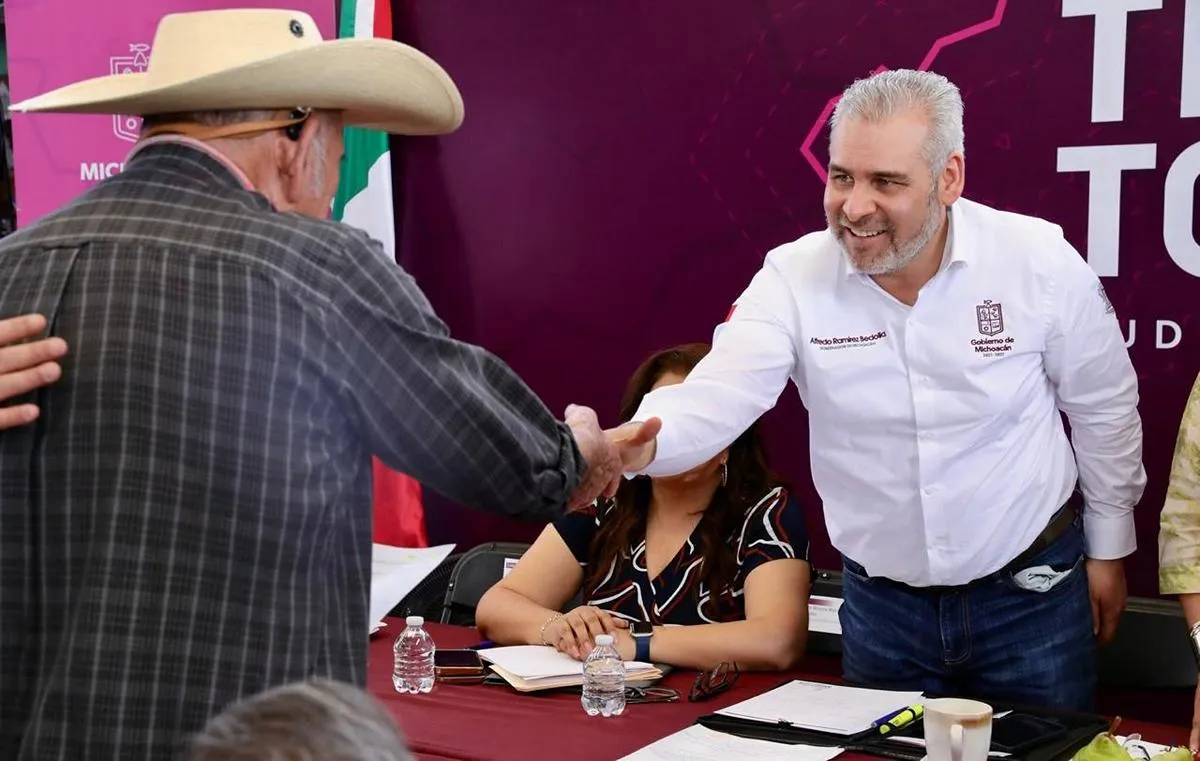 Bedolla atiende solicitudes ciudadanas en Venustiano Carranza, Michoacán