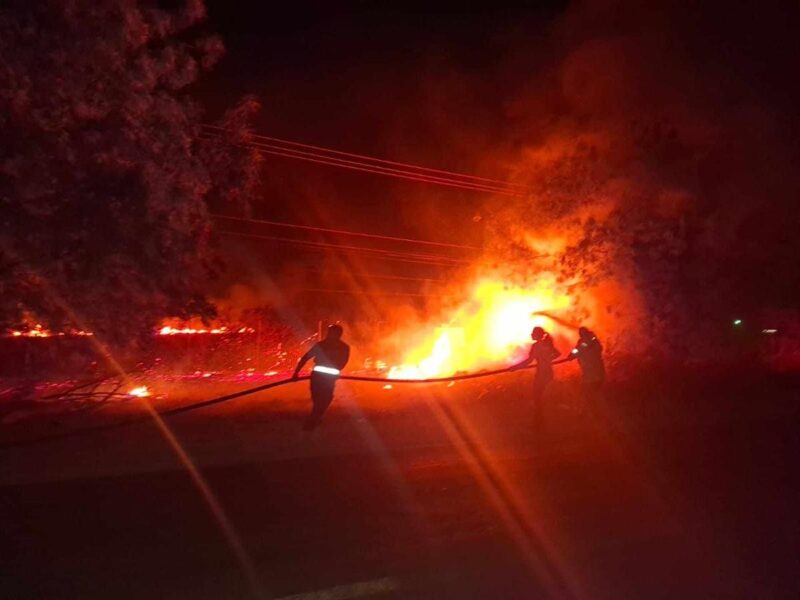 Bomberos combaten fuete incendio de pastizal en Apatzingán 1