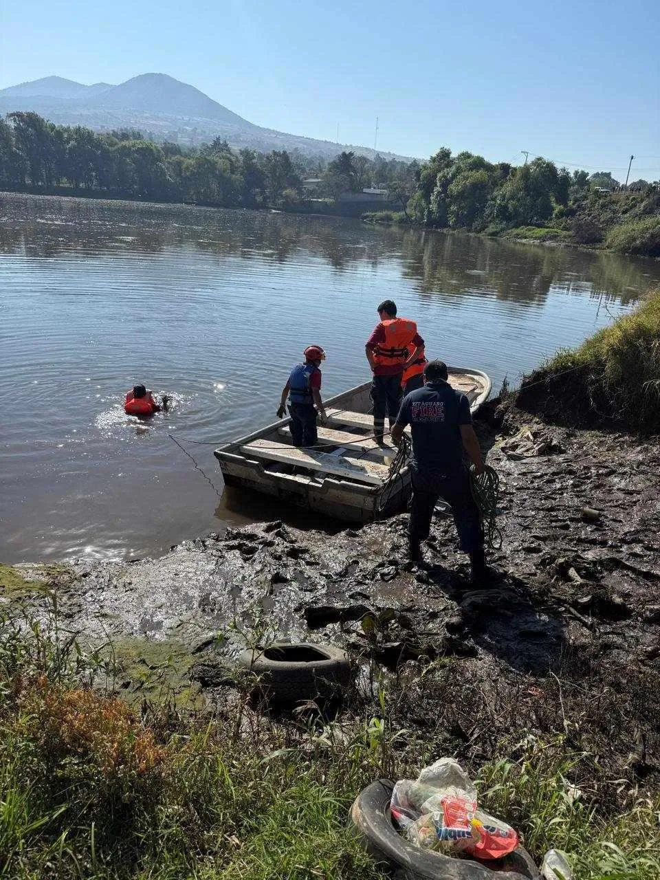 Bomberos realizan búsqueda de hombre ahogado en una presa de Tuxpan