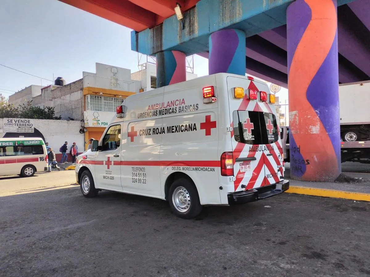 Camioneta atropella a peatón cerca de la colonia Tres Puentes, en Morelia