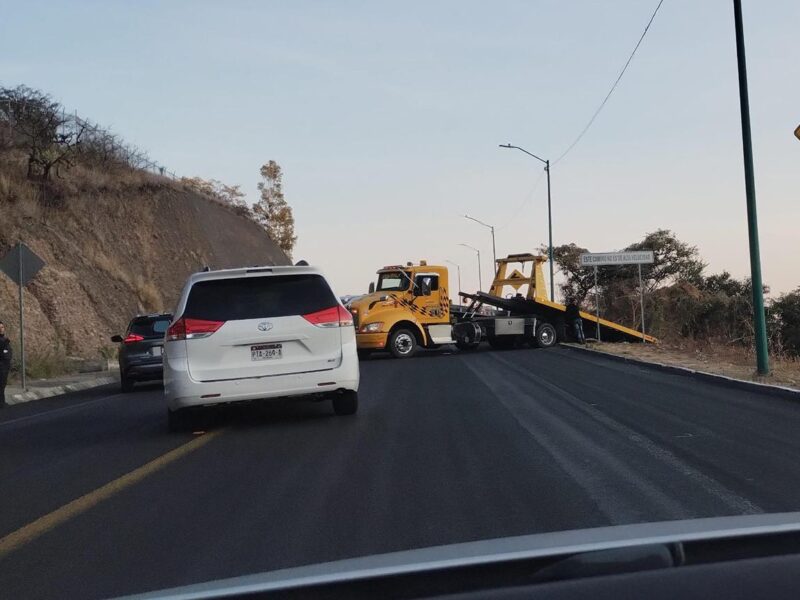 Camioneta cae a terreno en declive a la orilla del Ramal Camelinas en Morelia