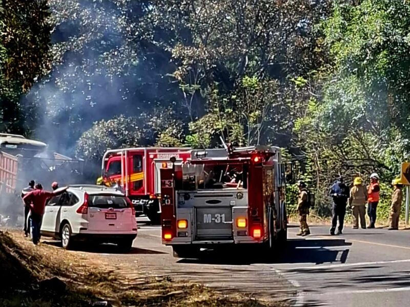Camioneta recolectora de basura arde en llamas