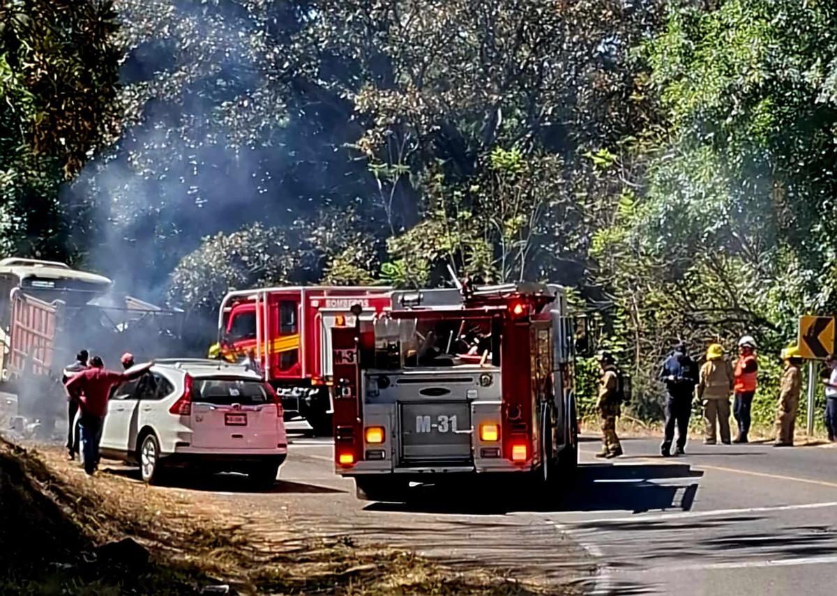 Camioneta recolectora de basura arde en llamas