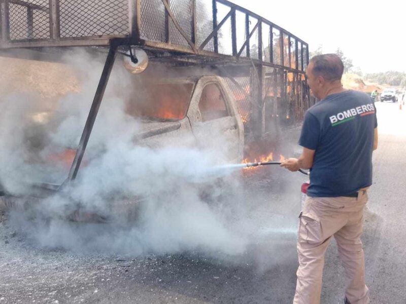 Camioneta se incendia en autopista Siglo XXI
