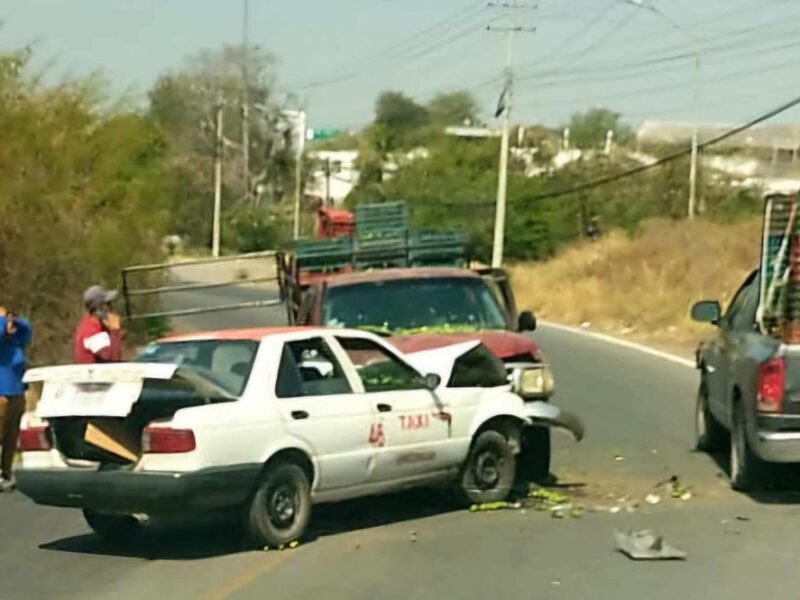 choque camioneta y taxi en Apatzingán