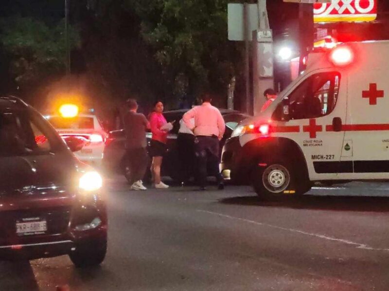 Choque de auto contra combi deja un herido en accidente el libramiento de Morelia