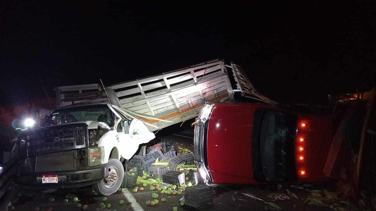 Choque de dos camiones de carga en la Autopista Siglo XXI