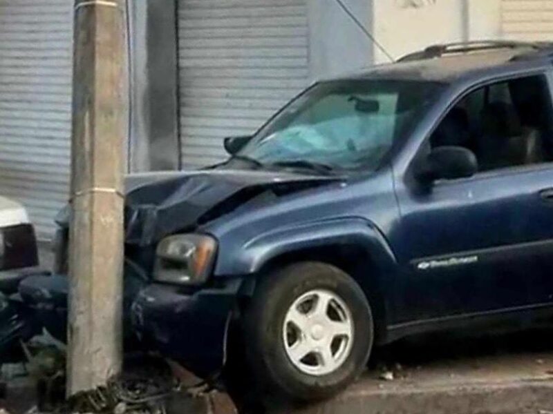 Choque vehicular deja sin energía eléctrica varias colonias en Uruapan