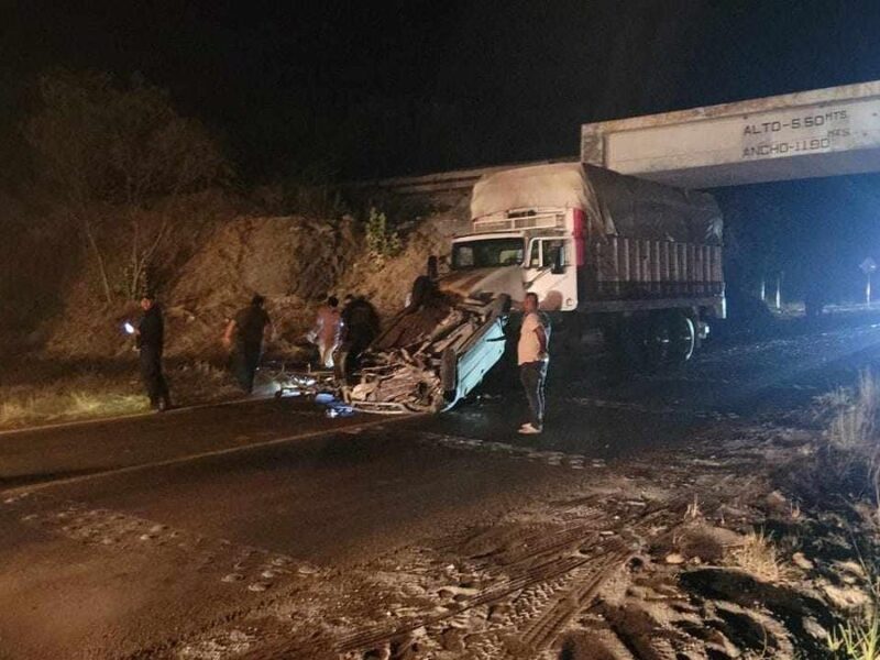 choque y volcadura en la Apatzingán – Cuatro Caminos dejan herido grave tras accidente