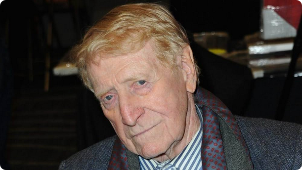 Clive Revill, la voz original del Emperador Palpatine, muere a los 94 años