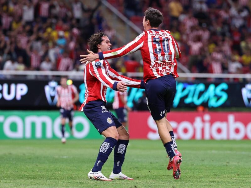 Con autogol de Cáceres, Chivas vence al América 1-0