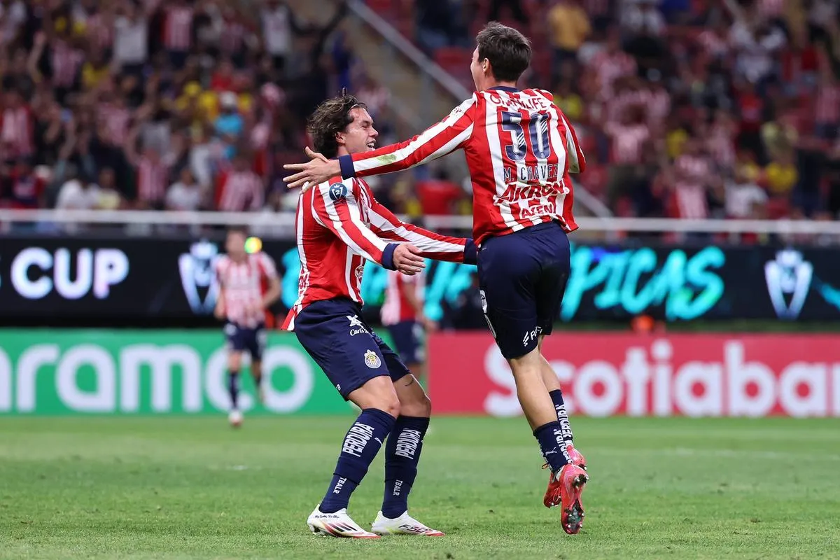 Con autogol de Cáceres, Chivas vence al América 1-0