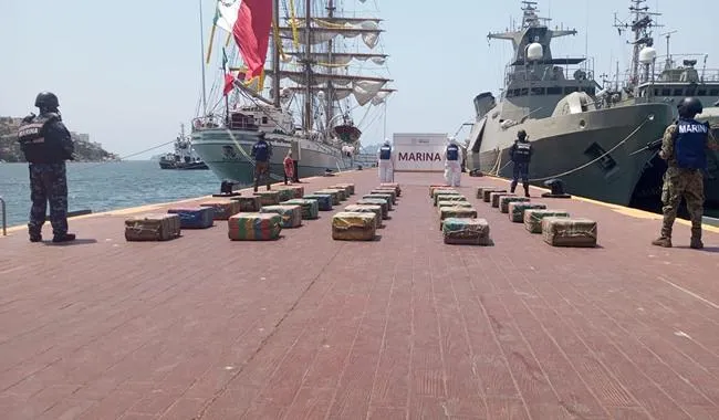 Detienen a cinco personas y aseguran 1.8 toneladas de cocaína en el mar de Acapulco