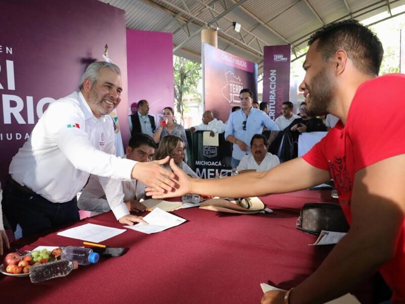 En Huetamo, Bedolla atiende 265 peticiones de vivienda, educación y créditos para negocios