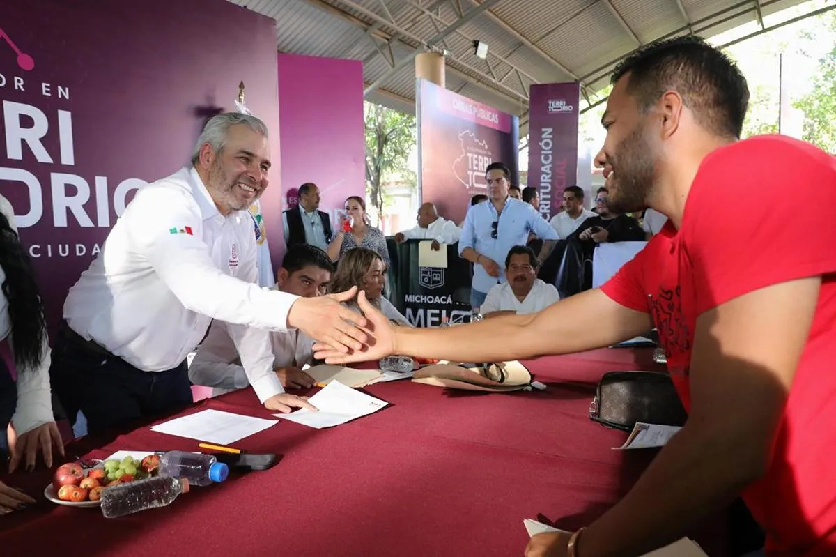 En Huetamo, Bedolla atiende 265 peticiones de vivienda, educación y créditos para negocios