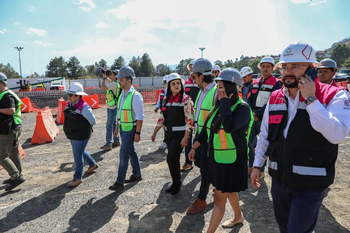 Gladyz Butanda y regidores de Morelia recorren obra del teleférico de Morelia, Michoacán