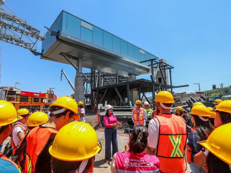Gladyz Butanda y universitarios visitan teleférico de Uruapan