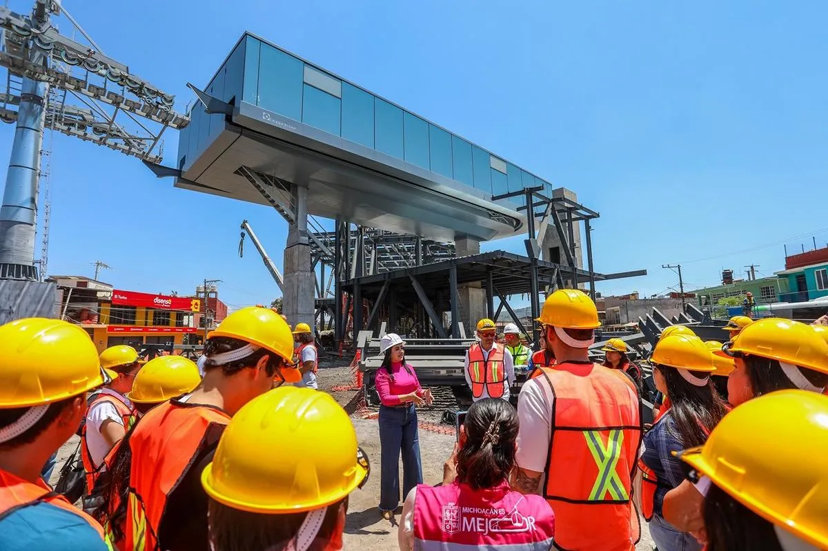 Gladyz Butanda y universitarios visitan teleférico de Uruapan