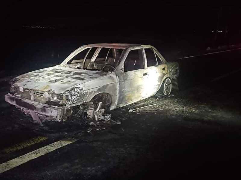 Hallan 2 cadáveres calcinados en auto quemado incendiado en Cuitzeo