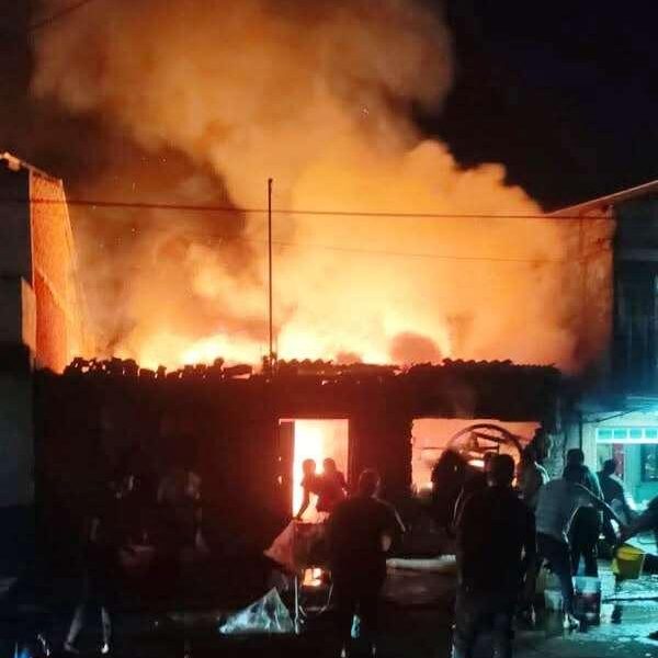 Incendio consume domicilio, en la colonia Colorín Norte de Uruapan
