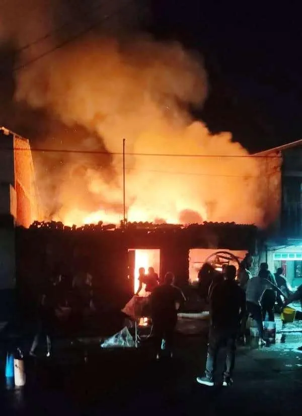 Incendio consume domicilio, en la colonia Colorín Norte de Uruapan