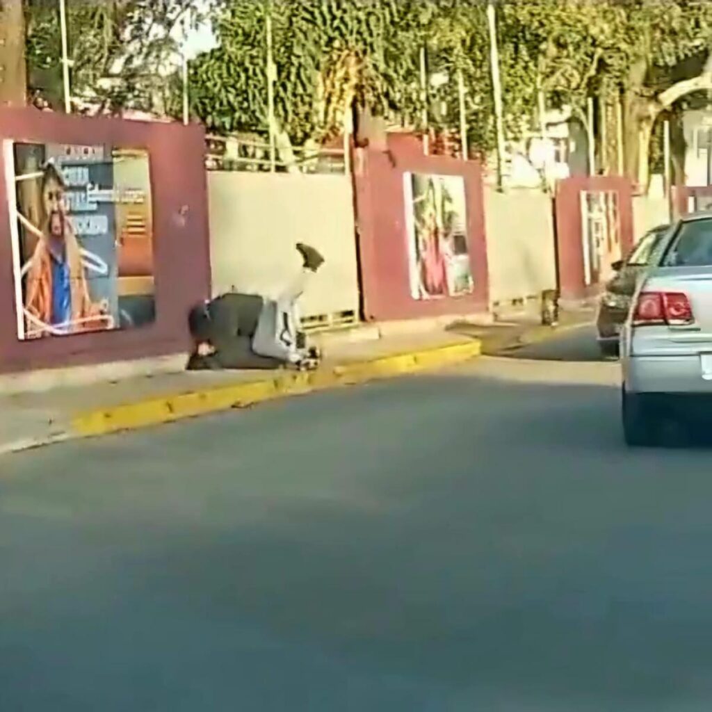 Jóvenes protagonizan pelea callejera cerca de secundaria en Morelia