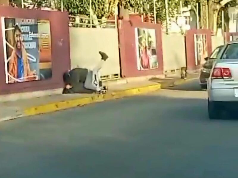 Jóvenes protagonizan pelea callejera cerca de secundaria en Morelia