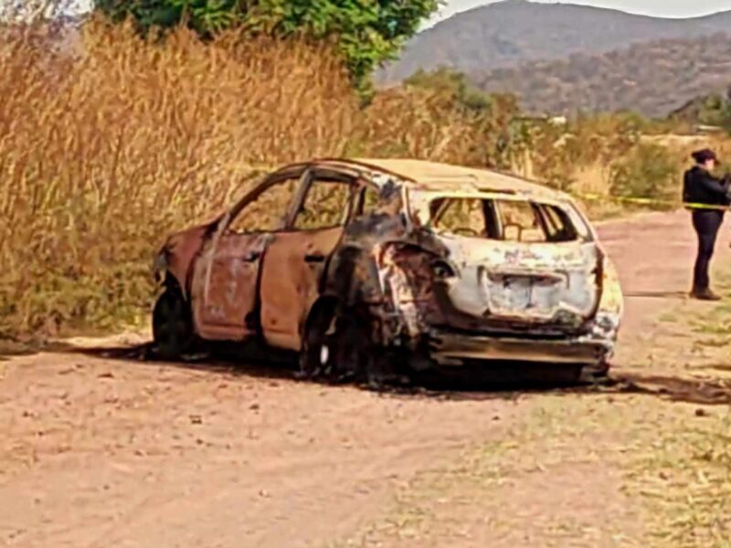 Localizan vehículo calcinado y baleado en Álvaro Obregón 1