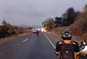 Lunes de caos en Michoacán; normalistas y comuneros colapsan vialidades