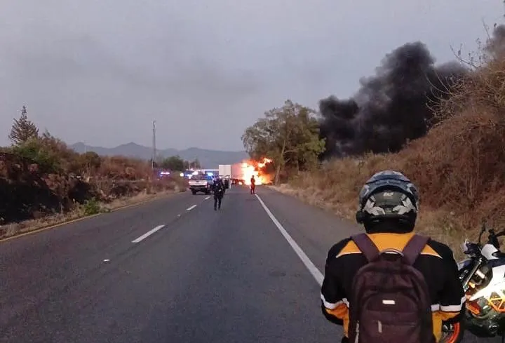 Lunes de caos en Michoacán; normalistas y comuneros colapsan vialidades
