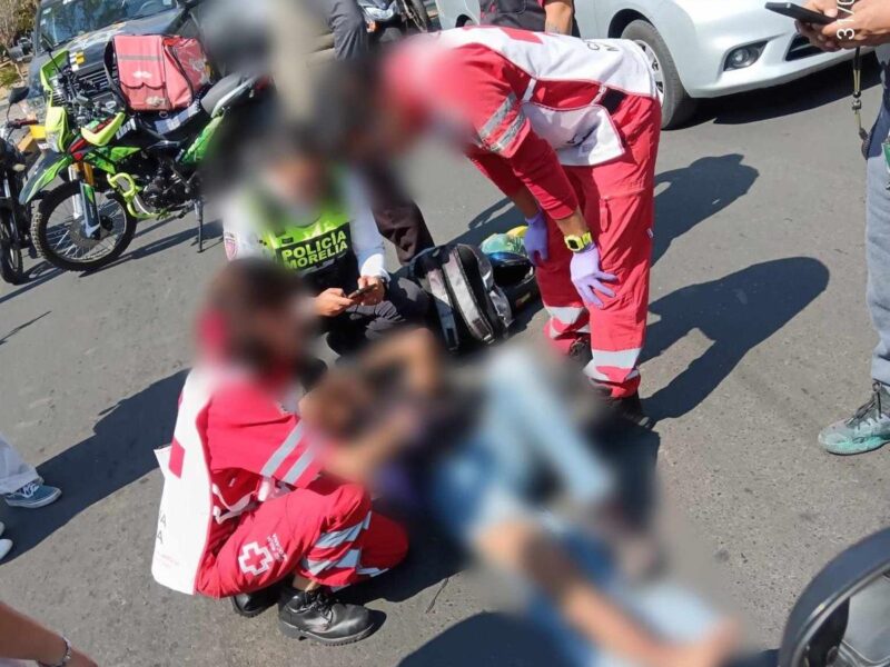 Motociclista es impactado por auto en Calz. Ventura Puente de Morelia