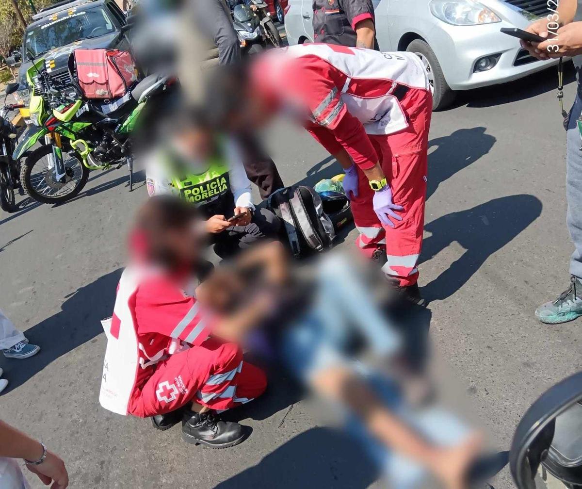 Motociclista es impactado por auto en Calz. Ventura Puente de Morelia