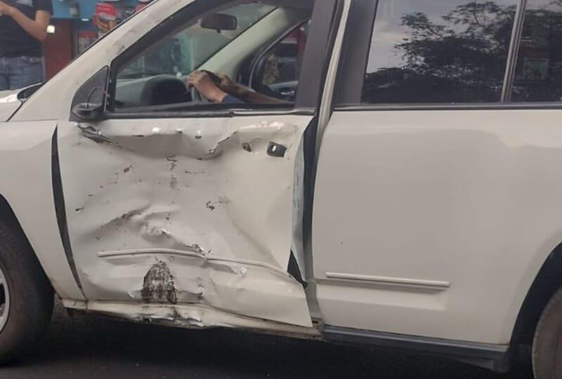 Motociclista queda herido tras chocar contra camioneta