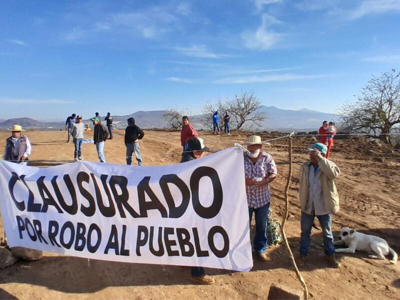 Movilización de habitantes exigiendo el pago de sus tierras