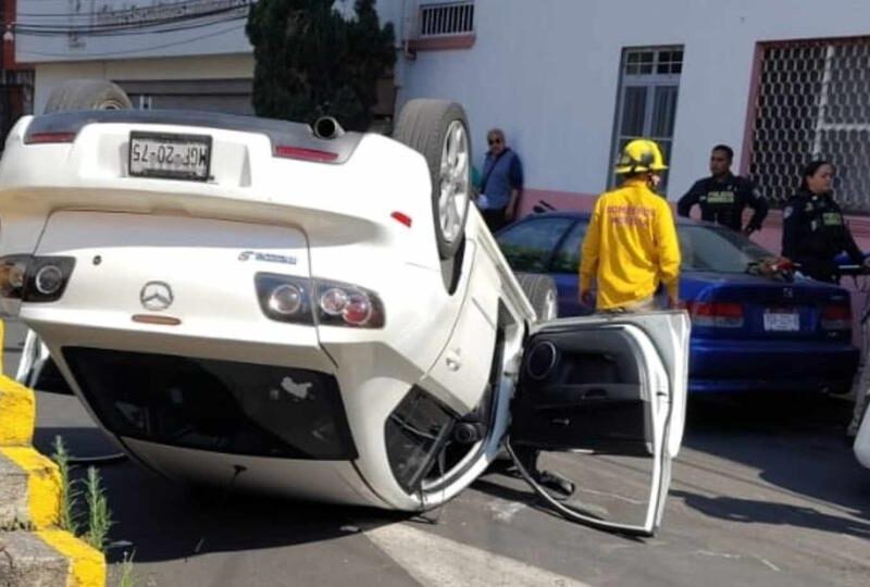 Mujer embarazada resulta herida tras volcadura de auto al sur de Morelia