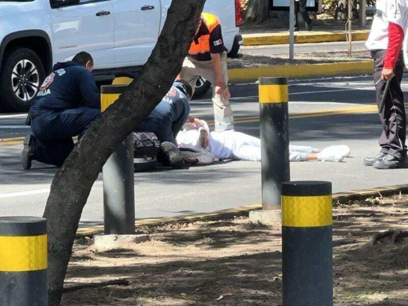 Mujer queda herida sobre la Av. Camelinas de Morelia; al parecer se aventó de un puente peatonal en accidente
