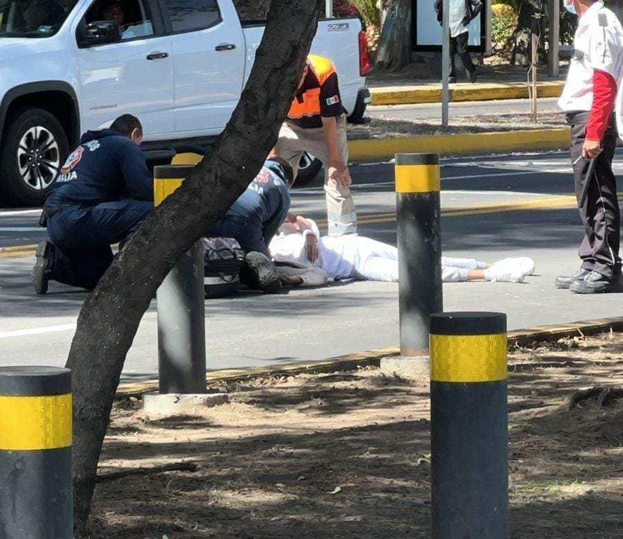 Mujer queda herida sobre la Av. Camelinas de Morelia; al parecer se aventó de un puente peatonal en accidente