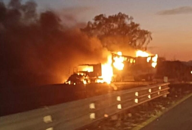 Normalistas de Tiripetio "Tiris" bloquean la Morelia-Pátzcuaro y queman tráiler 1