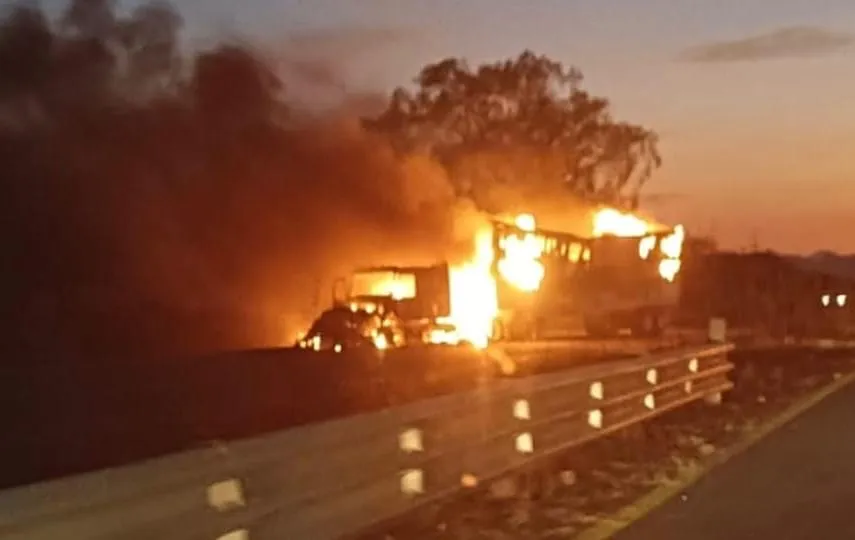 Normalistas de Tiripetio "Tiris" bloquean la Morelia-Pátzcuaro y queman tráiler 1