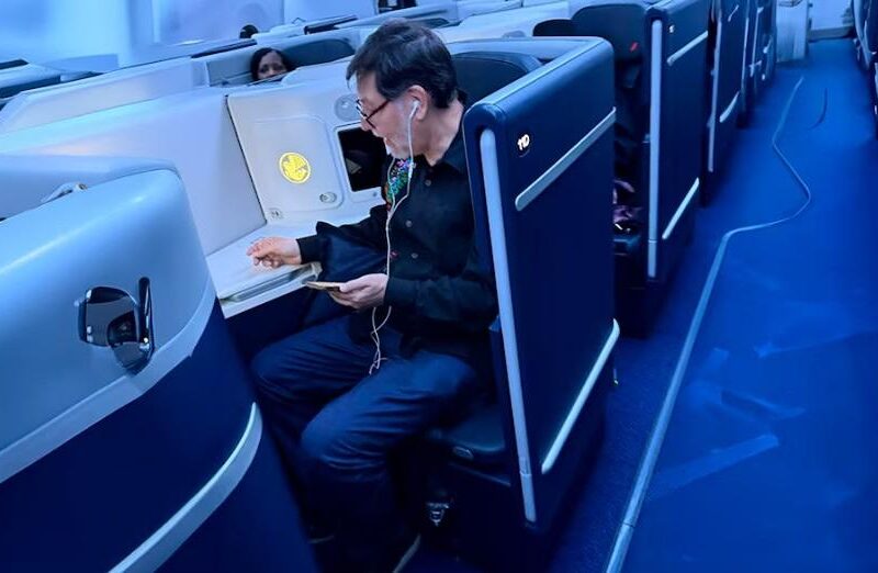 Noroña viaja a París en business class
