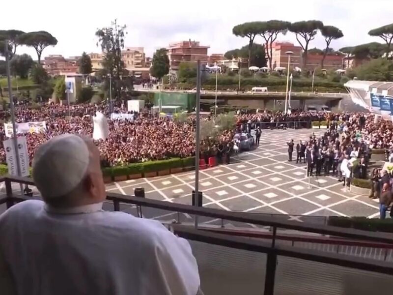 papa Francisco regresa al Vaticano, tras dar la bendición desde el hospital Gemelli