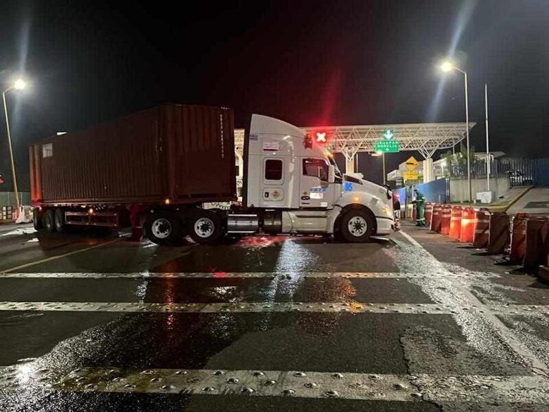 Reportan dos accidentes de tráilers en la autopista Siglo XXI