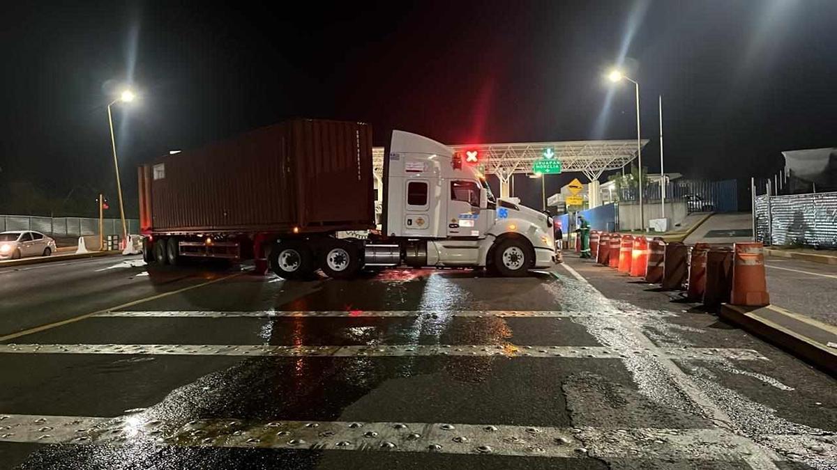 Reportan dos accidentes de tráilers en la autopista Siglo XXI