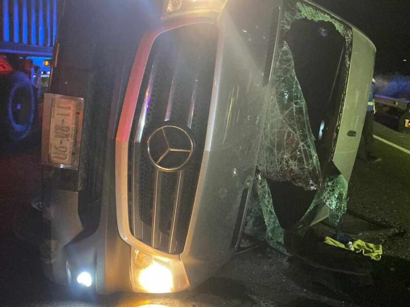 reportan volcadura de camioneta tipo turismo en la Siglo XXI, hay 8 heridos