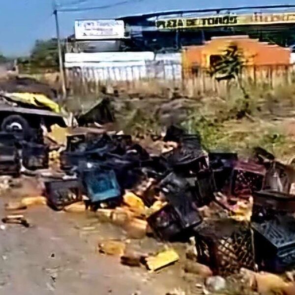 Se accidenta camioneta cargada con jugos en la carretera Apatzingán – Cuatro Caminos