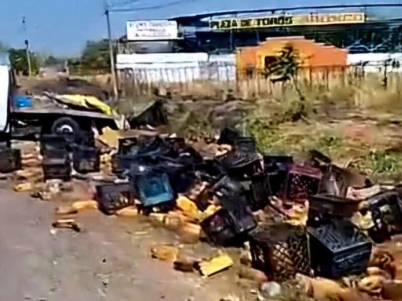Se accidenta camioneta cargada con jugos